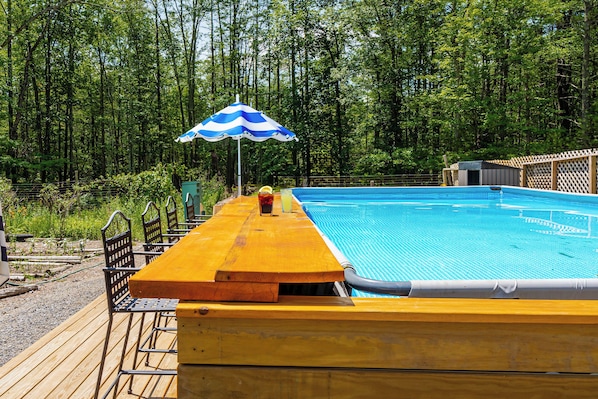 Poolside bar seating, enjoy some refreshing drinks. (Cottage)
