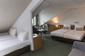 Unit with 4 single beds