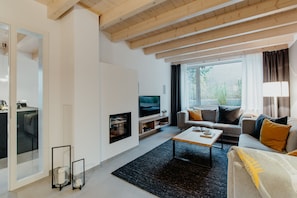 Wohnzimmer mit Kamin
