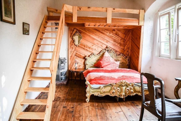 Schlafzimmer mit herrschaftlichem Bett