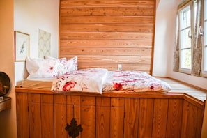 Bett samt liebreizenden Versteck für Kinder darunter