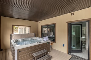 Outdoor spa tub