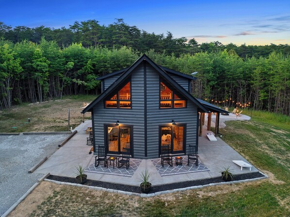 Picture-perfect curb appeal! This rental has it all.

