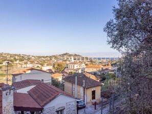 Sky, Blue, Daytime, Wall, Building, Roof, Residential Area, House, Town, Home
