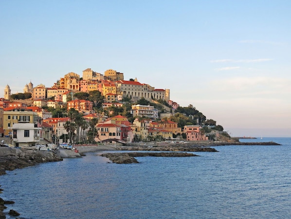 Building, Residential Area, House, City, Coast, Horizon, Coastal And Oceanic Landforms, Town, Sea, Human Settlement