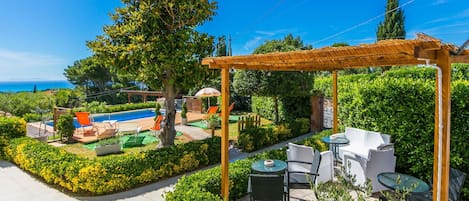 Garten, Freizeit, Resort, Schwimmbad, Landscaping, Schatten, Regenschirm, Gartenmöbel, Eco Hotel, Hinterhof
