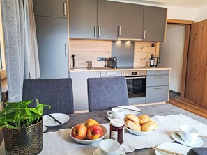 Meubles, Bois, Sol, Design Intérieur, Cuisine, Sol, Cabinetry, Comptoir, Appareil De Cuisine, Appartement
