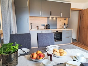 Meubles, Bois, Sol, Design Intérieur, Cuisine, Sol, Cabinetry, Comptoir, Appareil De Cuisine, Appartement