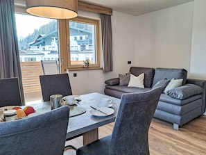 Möbel, Interior Design, Flooring, Zimmer, Fussboden, Wohnung, Zuhause, Wohnzimmer, Couch, Küche & Esszimmer Tisch