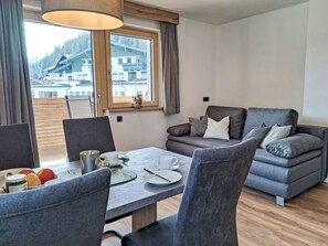 Meubles, Design Intérieur, Sol, Pièce, Sol, Appartement, Domicile, Salon, Canapé, Table Cuisine Et Salle A Manger