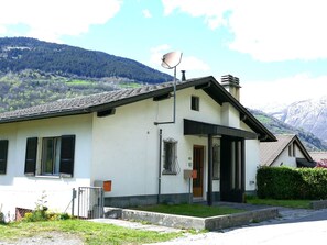 Building, Window, House, Roof, Home, Residential Area, Architecture, Cottage, Rural Area, Human Settlement