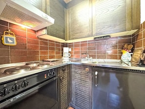 Küche, Flooring, Major Appliance, Holz, Fussboden, Countertop, Küchengerät, Decke, Interior Design, Herd