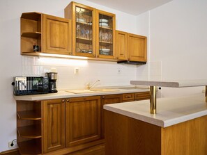 Cabinetry, Möbel, Countertop, Flooring, Holz, Interior Design, Schrank, Schublade, Küche, Fussboden