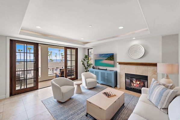 NEW LISTING from Superhosts with cumulative 4.99 and 3,000 reviews :)
The best of both worlds - this condo is steps from the San Clemente main beach and pier, yet located on a secluded and quiet street one row back.