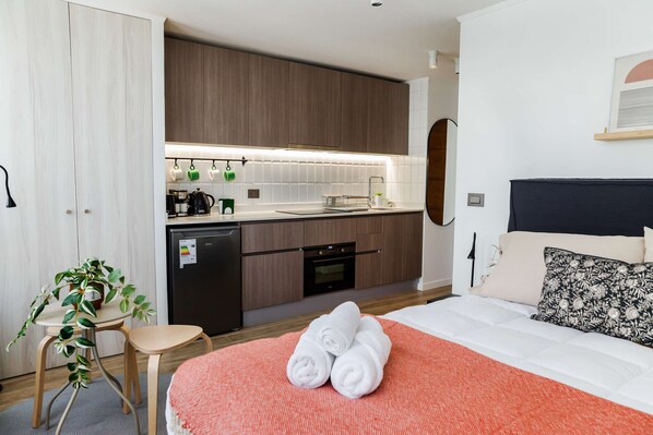 Chic studio with modern kitchen and cozy sleeping area, perfect for a comfortable stay.