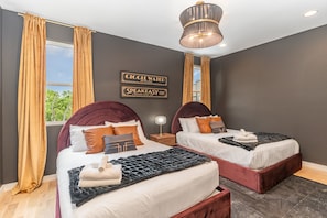 3rd Floor: The Primary Bedroom features 2 Queen beds, a Smart TV, and a private en-suite bathroom.