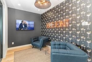 4th Floor: The 2nd Living Area features a cozy lounging area w/ a Smart TV, two queen beds, and access to a shared Jack-and-Jill bathroom.