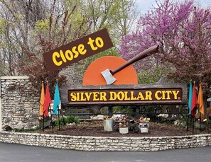 Minutes to Silver Dollar City but it feels like you are miles from the hustle and bustle.