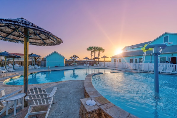Enjoy a bliss getaway and paradise views with tropical ambience surroundings at Nemo Cay pool