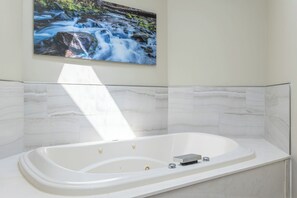 ET jacuzzi tub
