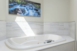 ET jacuzzi tub