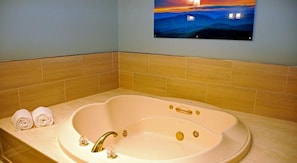 Woodstone 2BR jacuzzi tub