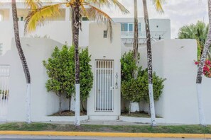 Gate entrance for Casa Pelegrina I