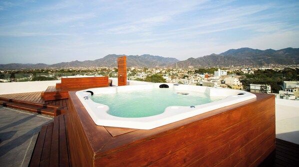Outdoor spa tub