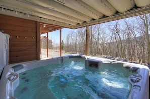 Outdoor spa tub