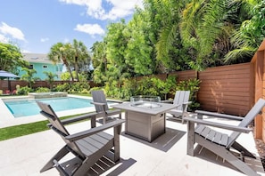 Fire pit lounge area (gas powered)
