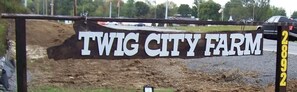 Look for this entrance sign on the right 500 feet after you turn onto Academy Road, off SR 109.  Please do not go onto "Blackhaven Wedding Gardens" by mistake.  Thanks.
Jay