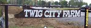 Look for this entrance sign on the right 500 feet after you turn onto Academy Road, off SR 109. Please do not go onto "Blackhaven Wedding Gardens" by mistake. Thanks.
Jay