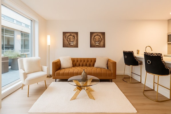 MODERN LIVING ROOM WITH FLOOR TO CEILING WINDOWS