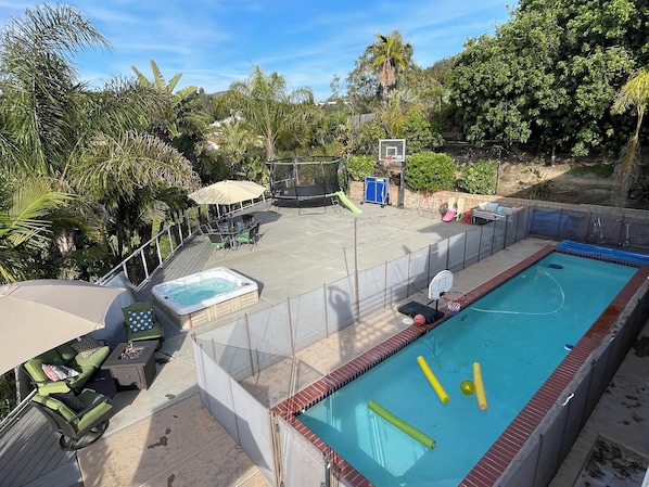 Large, private, tropical backyard full of fun! Ping-pong, basketball court...