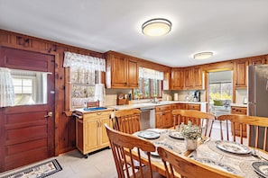 Spacious eat in kitchen with a dining table for six