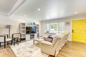 Living Room | Central Heating & A/C | Free WiFi | Smart TV