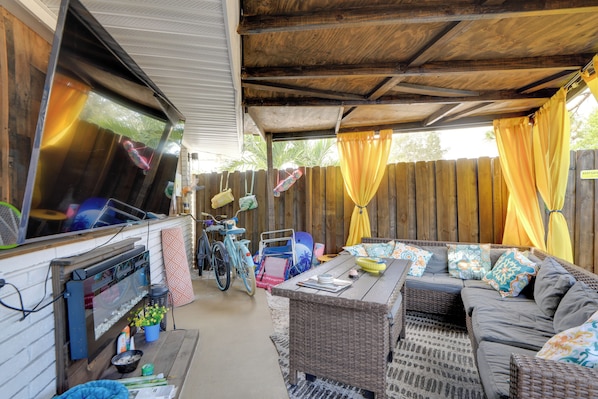 Sarasota Vacation Rental | 2BR | 1BA | 1,000 Sq Ft | 2 Steps to Enter