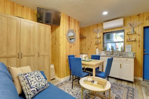 Living Area | Sleeper Sofa | Smart TV | Central Heating & A/C | Free WiFi