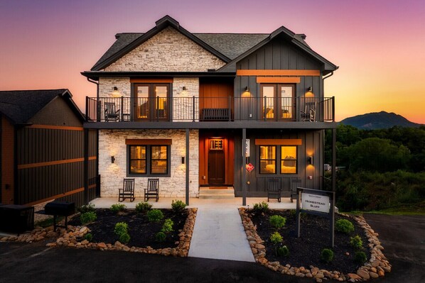 Welcome to Homestead Bluff in the highly sought Smith Creek Reserve!