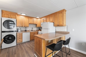 Coastal charm with seating for two and all the essentials to cook in.