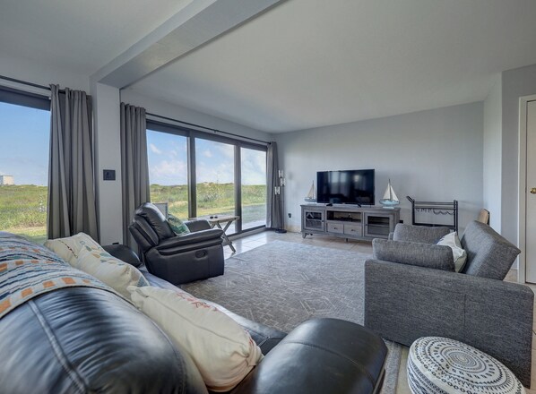 living room and view pic.2