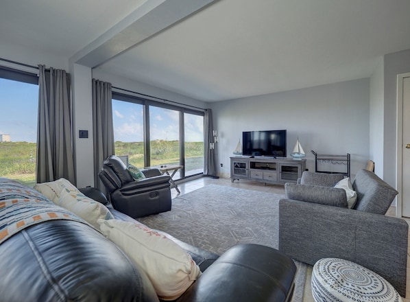 living room and view pic.2