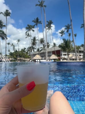 Poolside sips & vacation vibes. 🌴