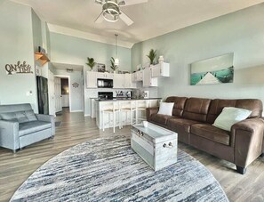 Newly Renovated! Golden Reef Condo