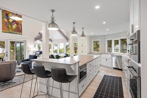 Floor to ceiling windows with panoramic ocean views!