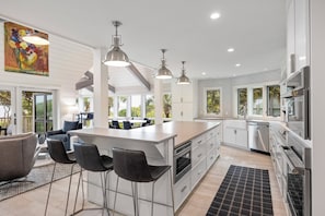 Floor to ceiling windows with panoramic ocean views!