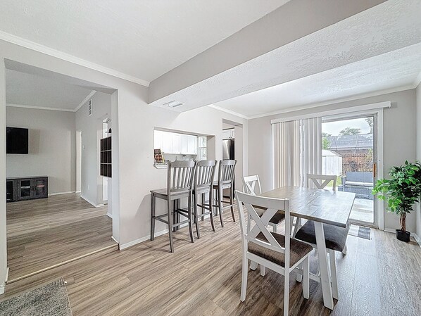 Dining Room & Breakfast Bar