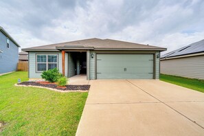 House Exterior | Garage (2 Vehicles) | Driveway (2 Vehicles)