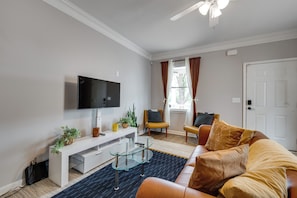 Living Room | Free WiFi | Smart TV | 1st Floor