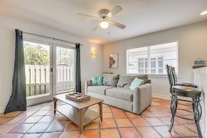 Living Room | Queen Sleeper Sofa | Smart TV | Free WiFi